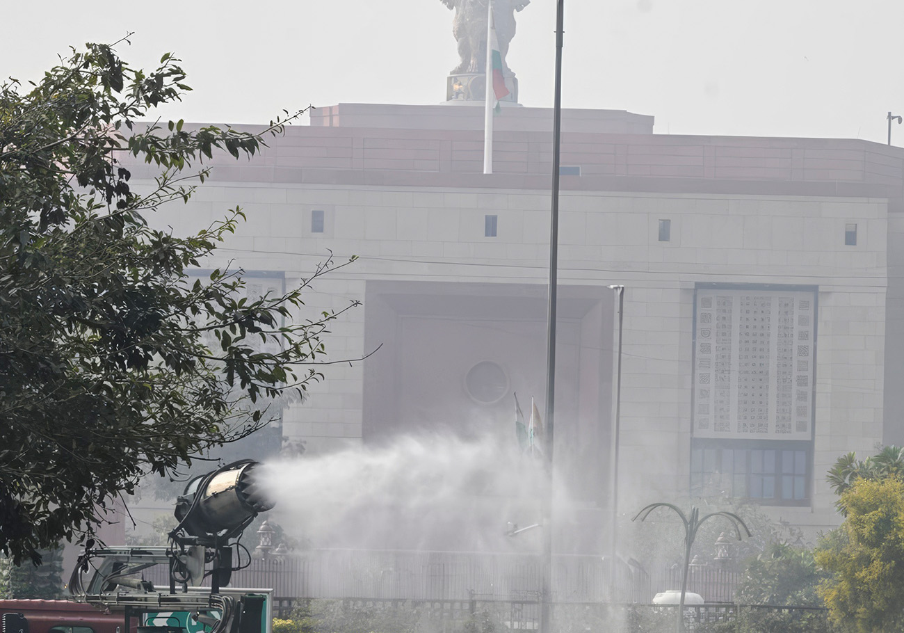 Thick fog blankets Delhi; air quality