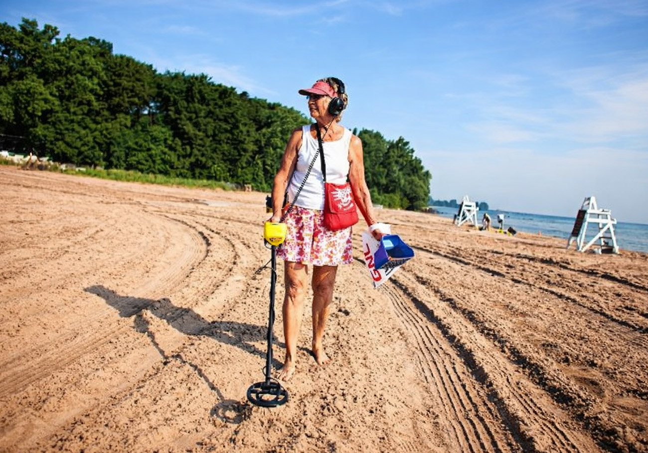 Gold Rush on Russia’s Beaches: Metal Detectorists Hunt for Treasure, but
